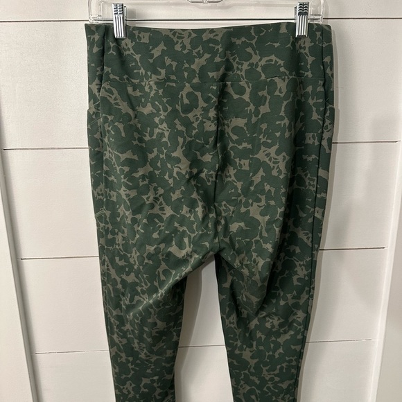 Cabi marathon woman’s green high rise camo quiet luxury old money legging MEDIUM - Picture 12 of 13